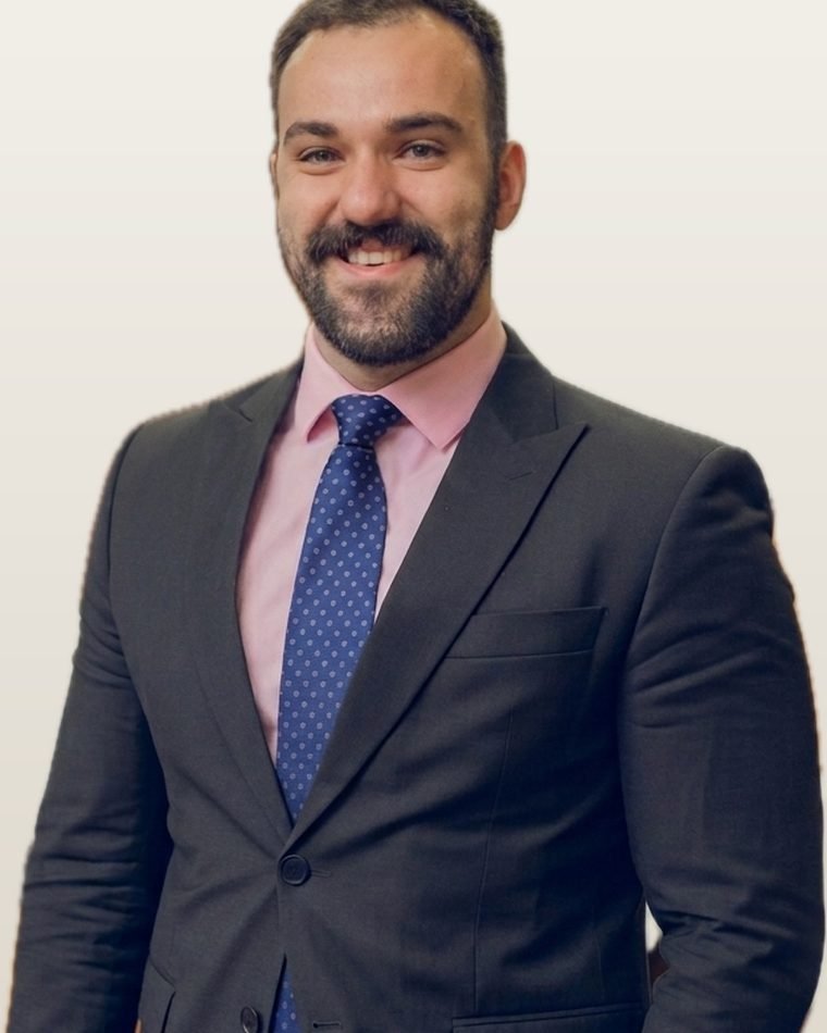 Felipe Giacomolli, sócio do escritório, na biblioteca jurídica