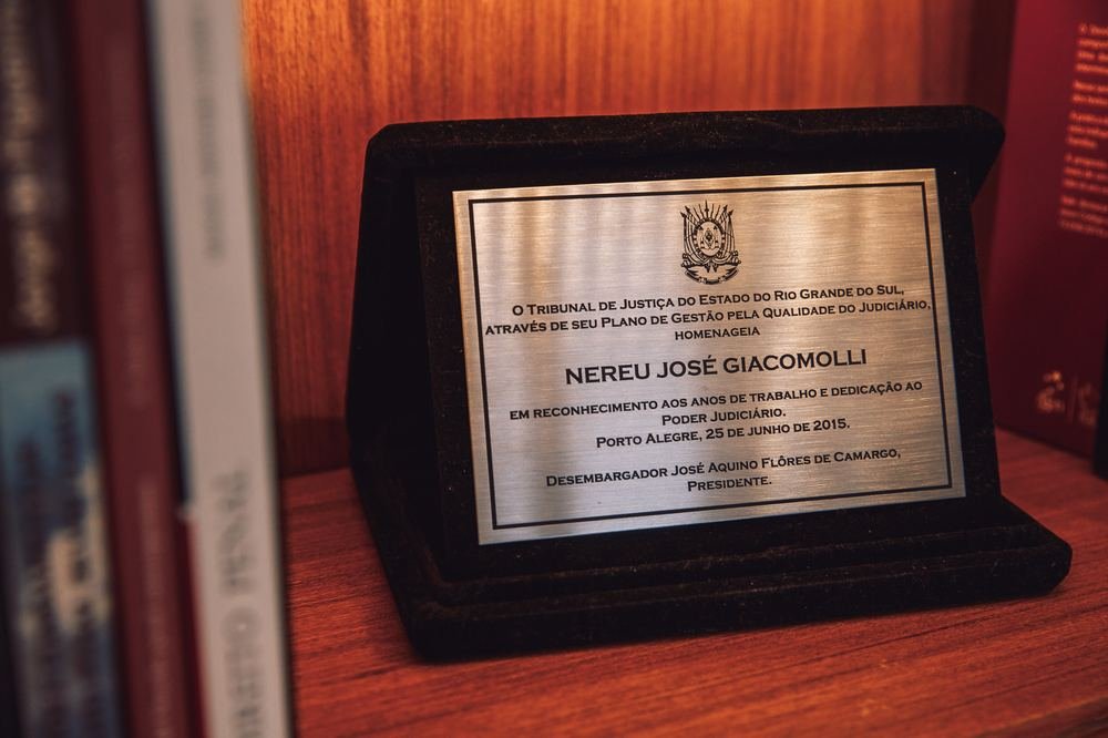 Placa de homenagem do Tribunal de Justiça do Estado do Rio Grande do Sul concedida a Nereu José Giacomolli